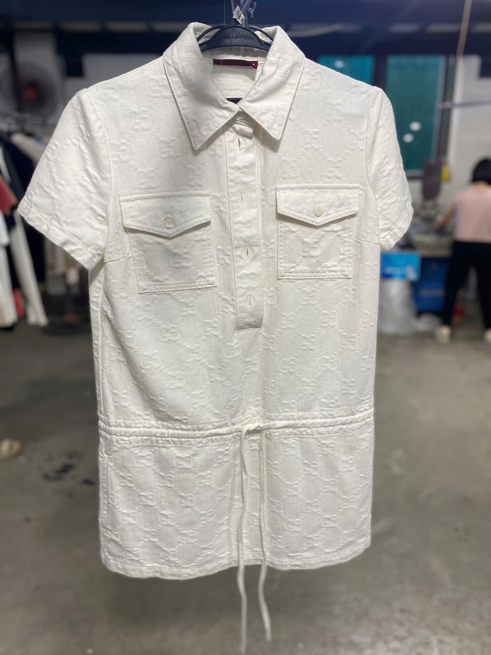 Việc giặt váy hàng hiệu theo hình thức giặt khô hay giặt ướt phụ thuộc hoàn toàn vào chất liệu vải và các chi tiết trang trí trên váy. Quy tắc vàng là luôn kiểm tra nhãn hướng dẫn giặt ủi (Care Tag) gắn bên trong váy trước khi quyết định. Việc giặt váy hàng hiệu theo hình thức giặt khô hay giặt ướt phụ thuộc hoàn toàn vào chất liệu vải và các chi tiết trang trí trên váy. Quy tắc vàng là luôn kiểm tra nhãn hướng dẫn giặt ủi (Care Tag) gắn bên trong váy trước khi quyết định.